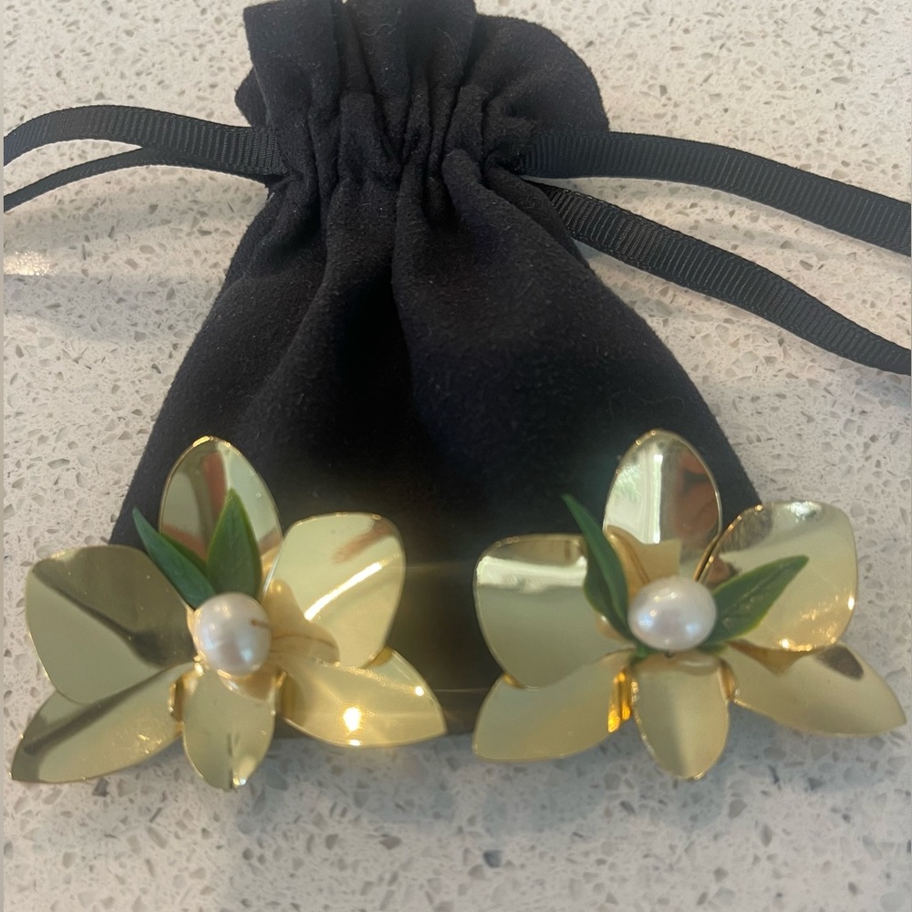 Beautiful gold colored metal flower earrings.